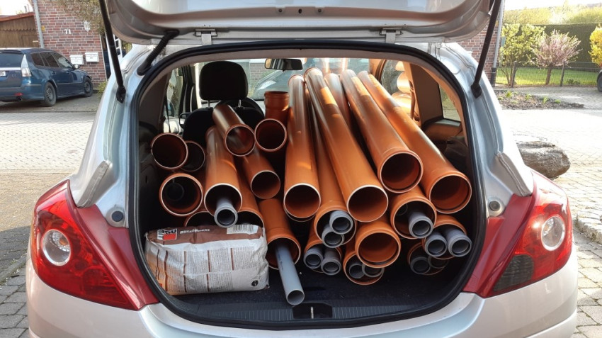 Auto mit Rohre