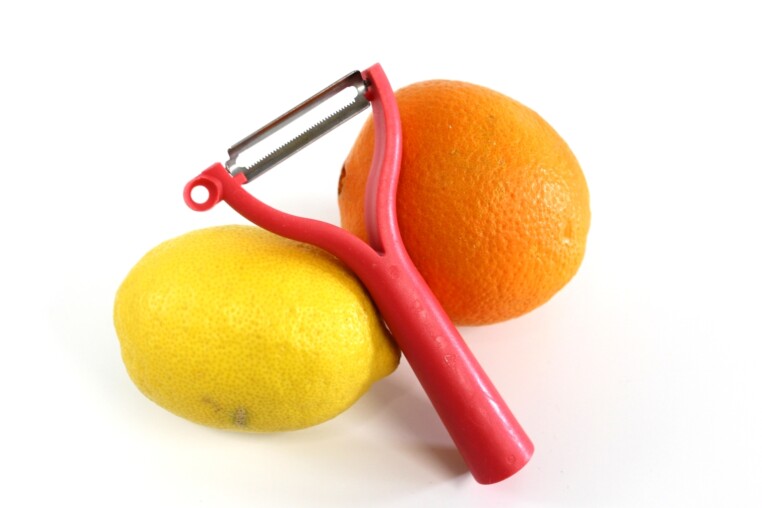 Zitrone und Orange schälen