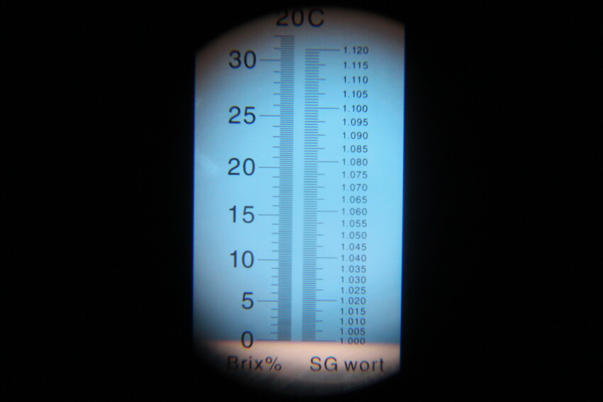Refraktometer vorher mit Wasser auf 0 kalibrieren, mit Tuch trocknen und dann die Probe auftröpfeln