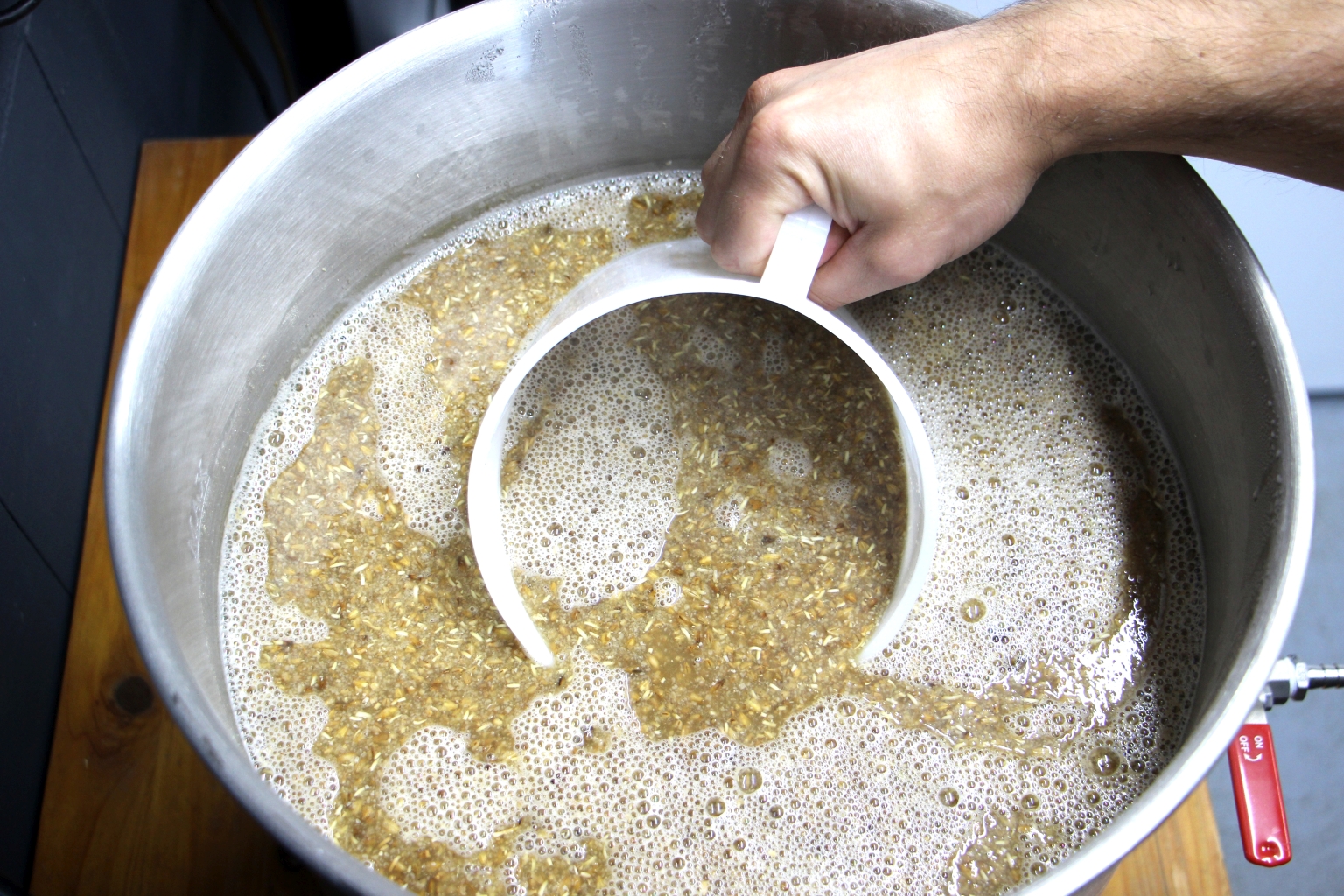 Maische abschöpfen mit Messbecher
