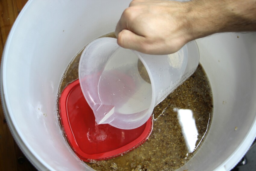 Bevor der Treber trockenläuft (2cm Wasserstand) gib dein Nachgusswasser drauf, um den restlichen Zucker aus dem Treber zu spülen