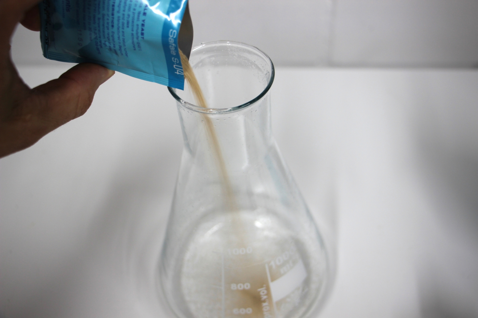 Die Hefe wird vorsichtig auf das abgekühlte Wasser gestreut