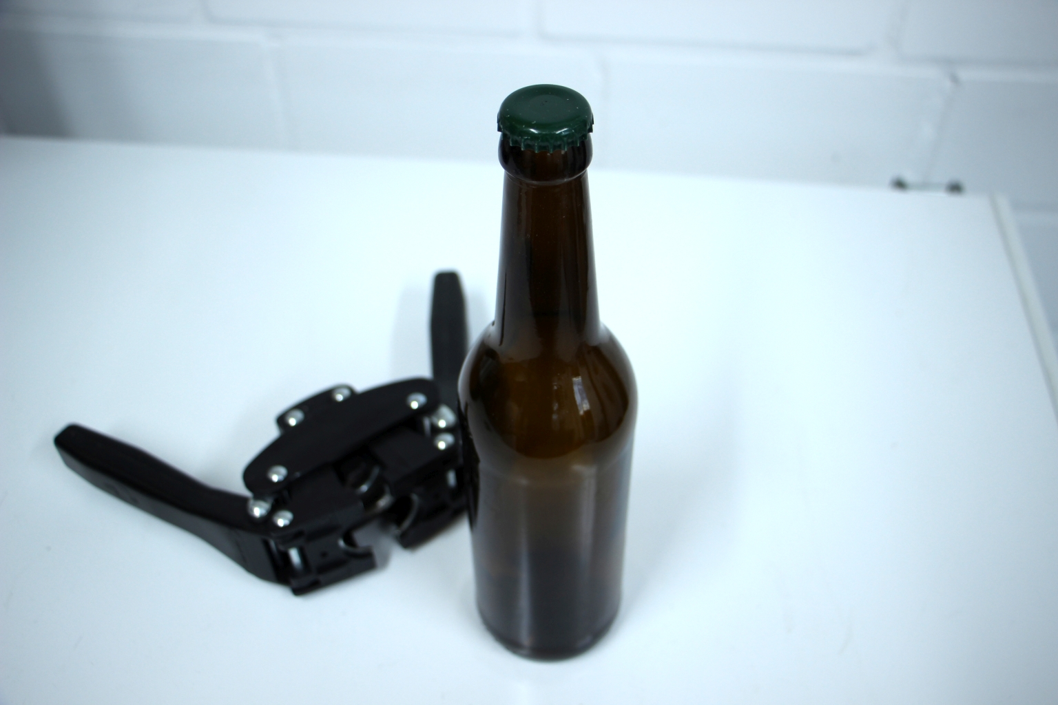 Der Verkorker und eine Flasche