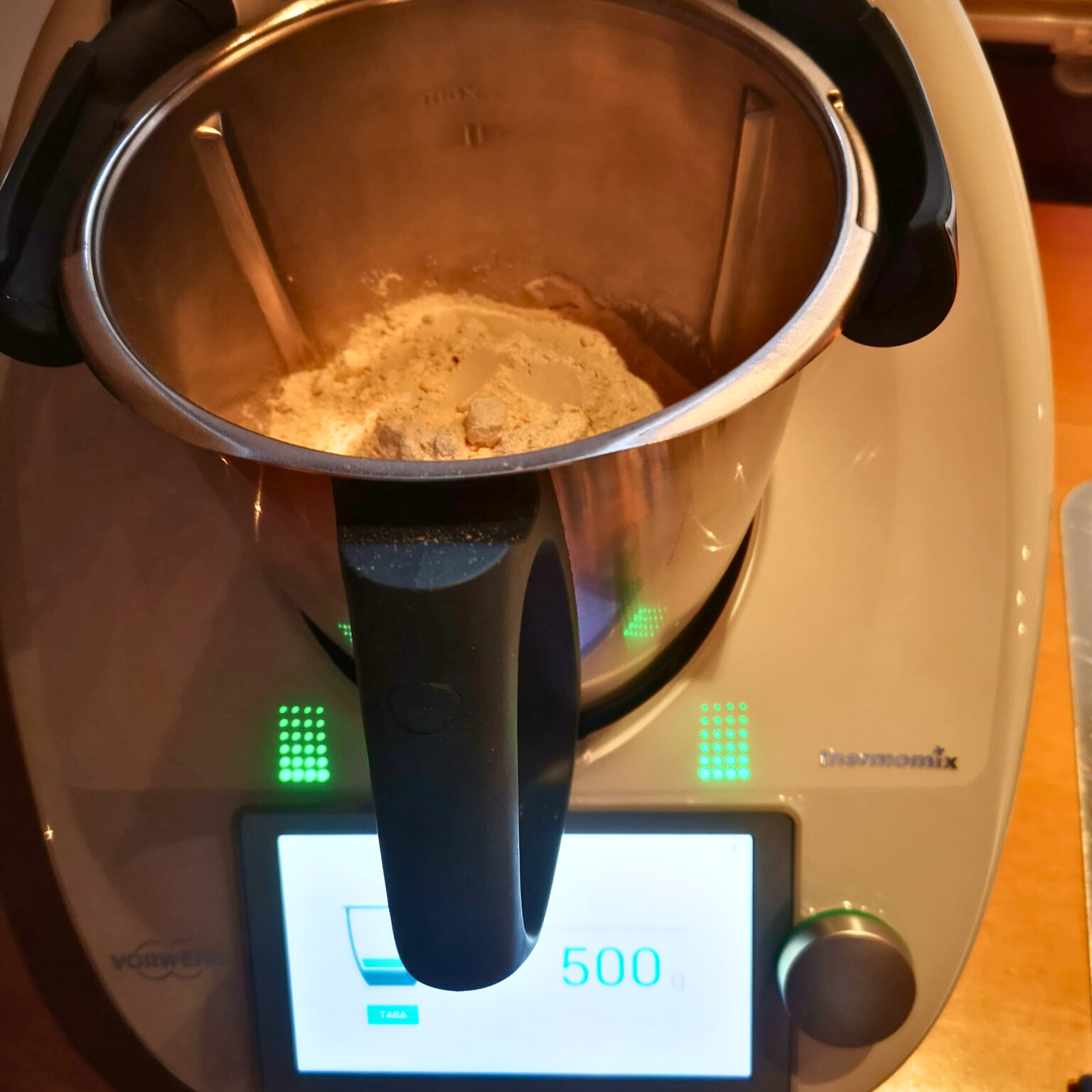 Thermomix mit den Zutaten für das Biertreber Brot