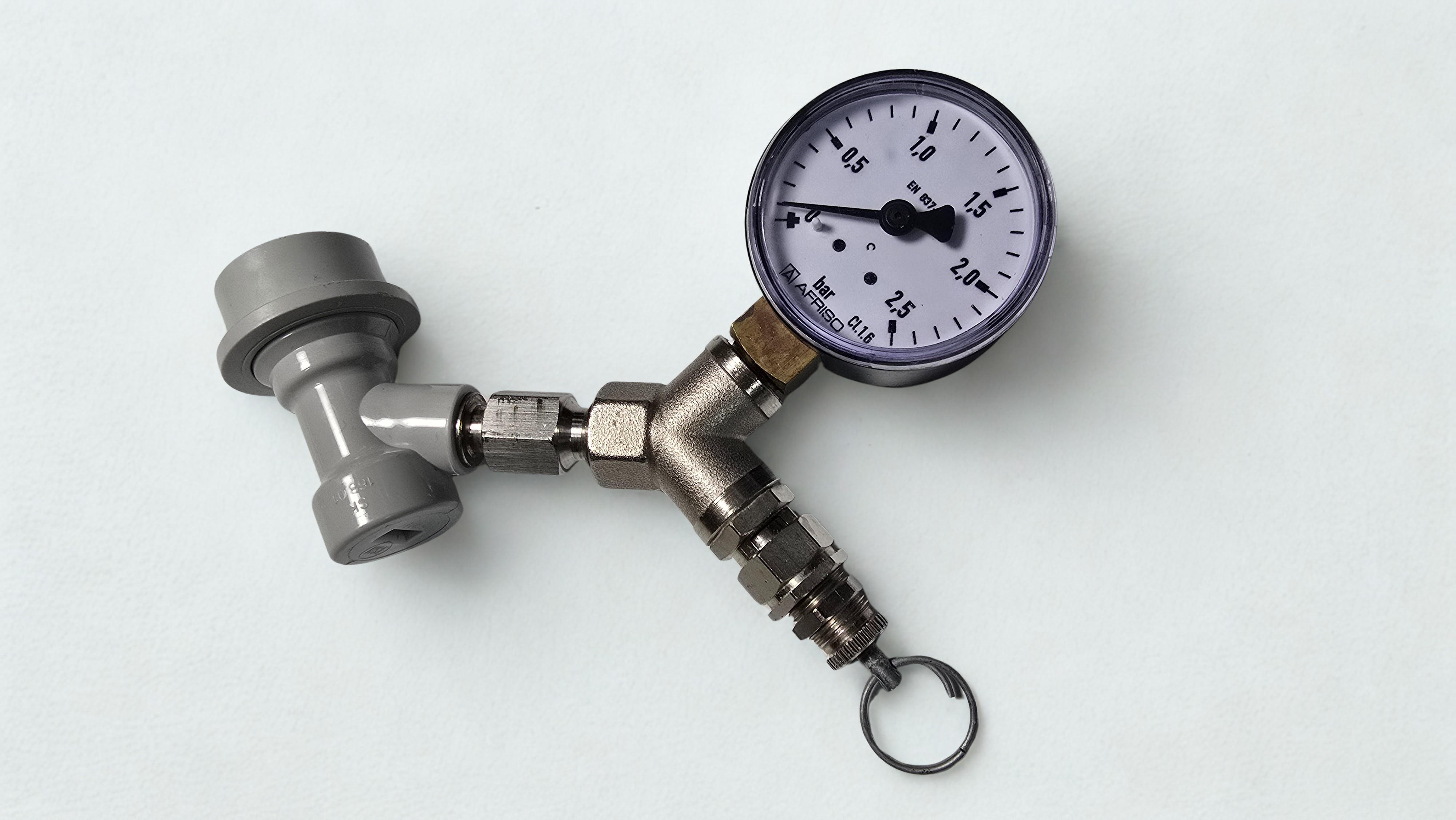 Spundventil bzw. CO2 Adapter mit Manometer sind wichtig für das Umdrücken.