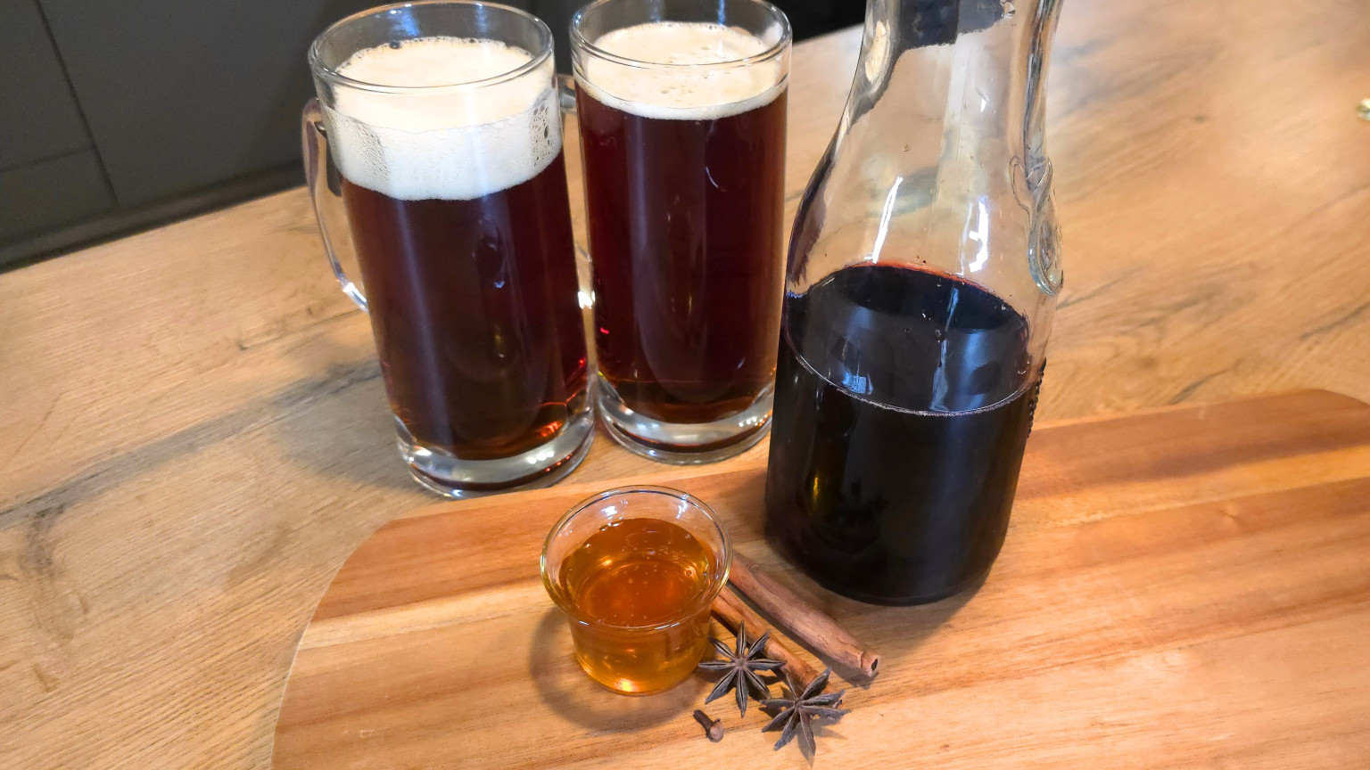 Die Zutaten für mein Glühbier. Mehr braucht es nicht. Einfach und schnell in der Kücher hergestellt.