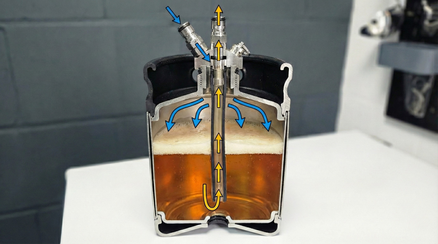 Querschnitt vom Mini-Keg und wie Bier mit CO2 herausgedrückt wird.