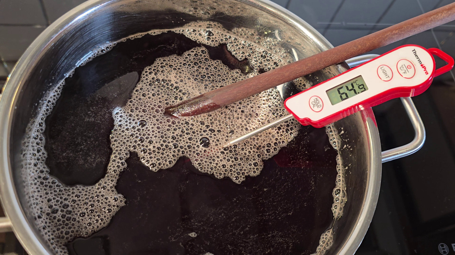 Temperaturkontrolle ist extrem wichtig beim Glühbier selber machen, damit der Alkohol nicht verdampft.