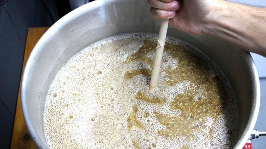 Maischen gehört beim Bier selber brauen zum ersten Schritt
