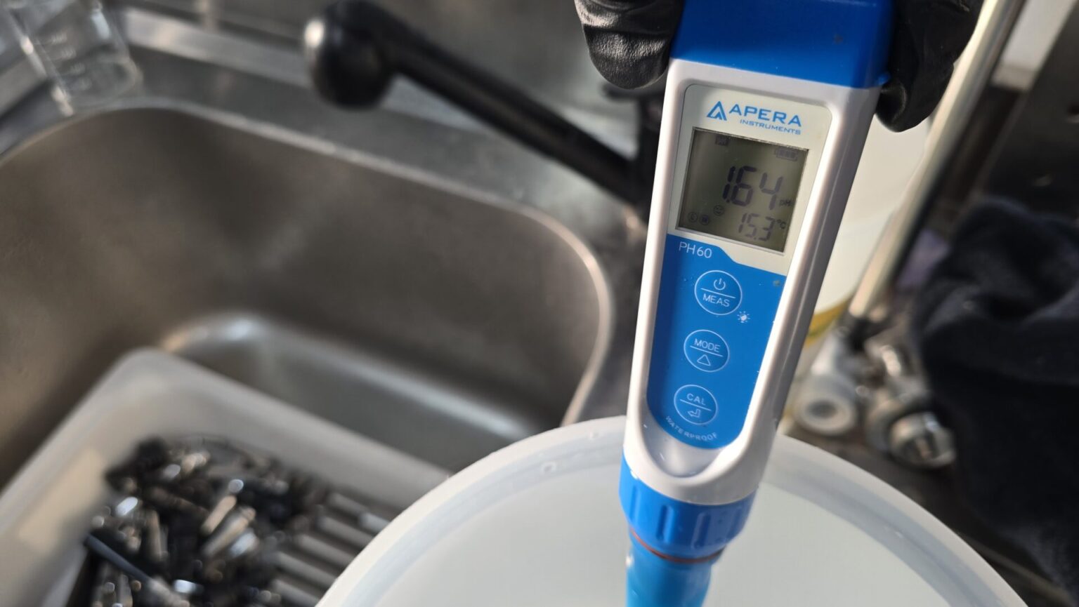 Auch beim Einstellen von Säuren zur Desinfektion ist ein pH-Meter sehr wichtig