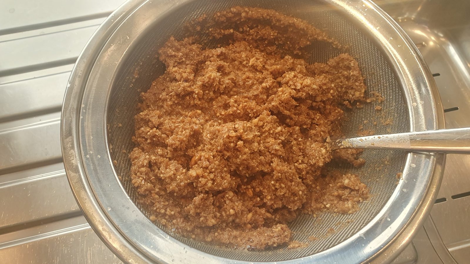 Abläutern der Maische mit dem Edelstahlsieb, ohne Tuch