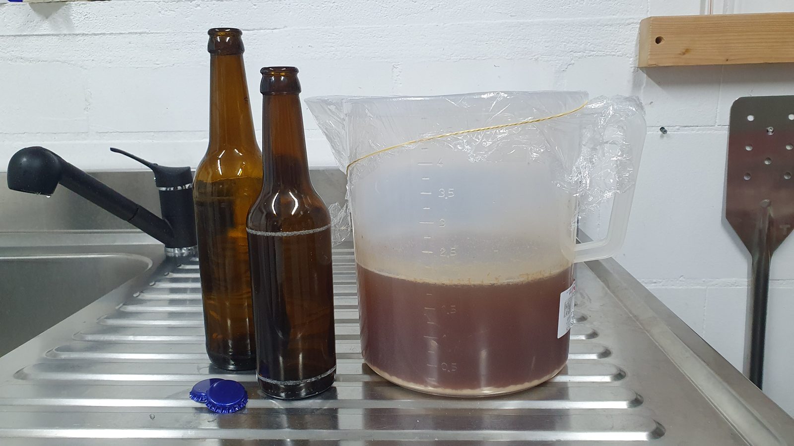 Fertiges selbst gebrautes Bier aus dem Thermomix in Flaschen und Krug