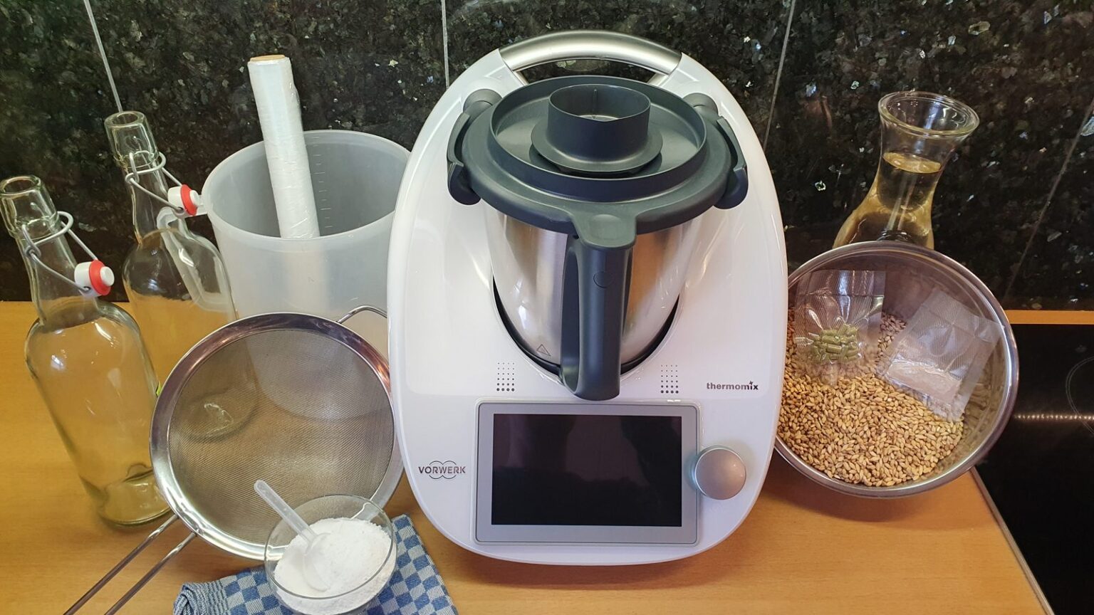 Bier brauen im Thermomix: Thermomix mit Malz, Hopfen und Flaschen für einen kleinen Sud