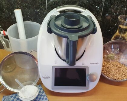 Bier brauen im Thermomix: Thermomix mit Malz, Hopfen und Flaschen für einen kleinen Sud