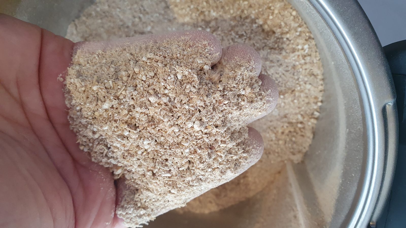 Geschrotetes Malz aus dem Thermomix, das Schrotbild ist gröber als aus einer Malzmühle