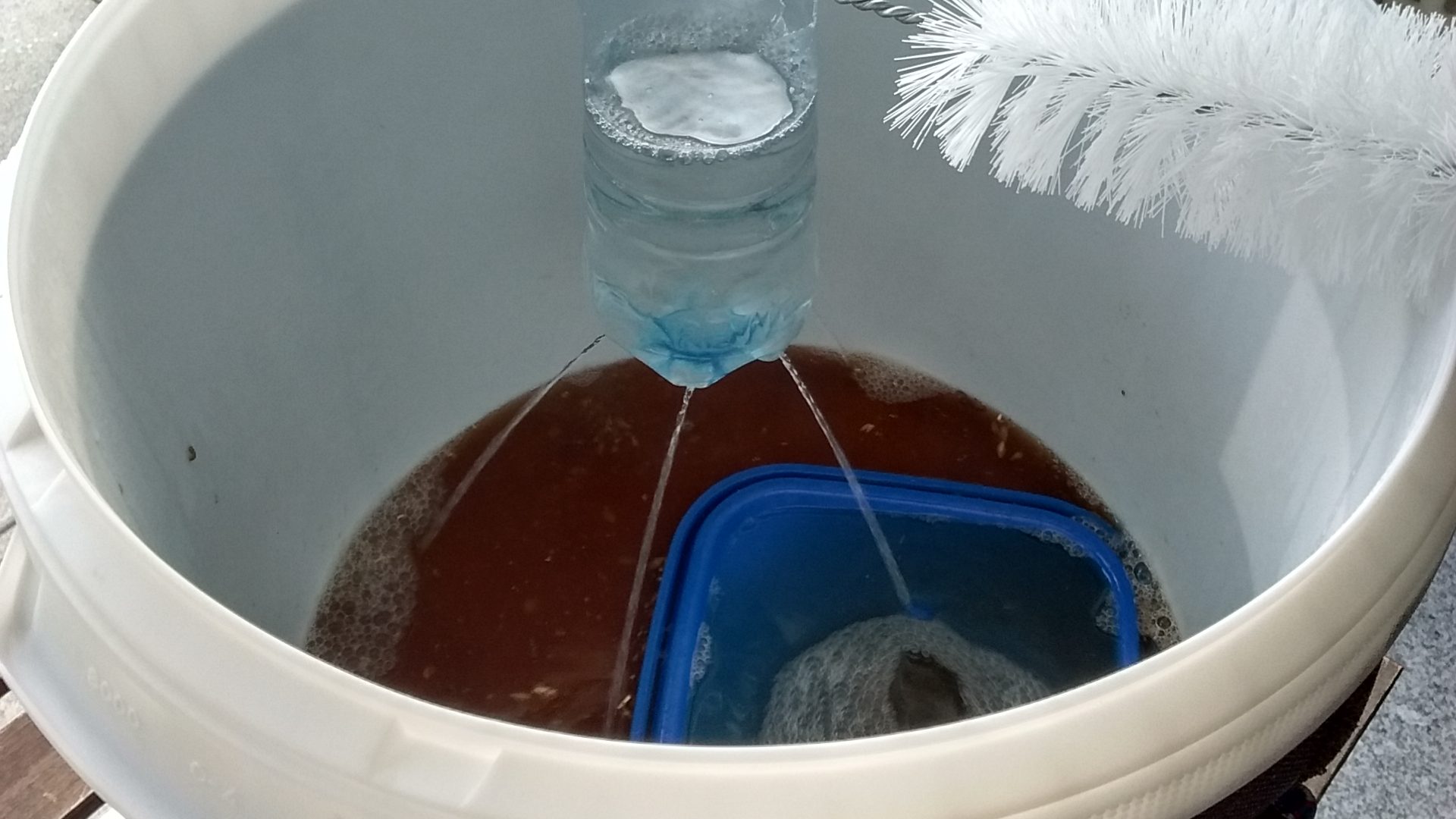 Nachguss beim Läutern, eine durchlöcherte PET-Flasche an einer Bürste verteilt das Wasser in dünnen Strahlen auf den Treber
